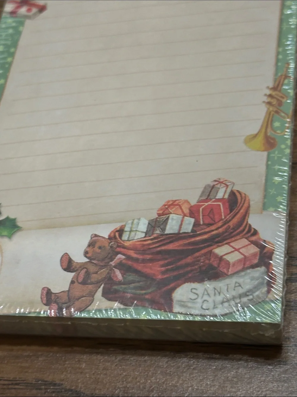 Punch Studio Christmas Santa Magnetic Lined Notepad - 100 sheets - 8” x 4”,